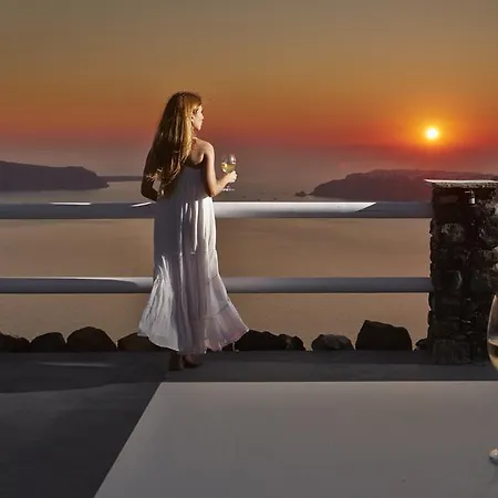 Adore Santorini 이메로비글리